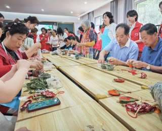 武汉江夏藏龙社区联合高校开展敬老联谊活动