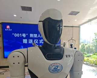 能在大厅做引导，能进工厂拧螺丝，荆楚人形机器人下半年将批量“上岗”