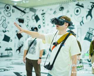 解锁新技能：老外变“老内” 直播带货忙