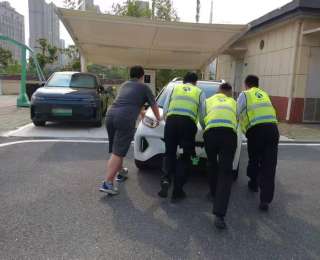 轿车因电量耗尽被困匝道，收费站工作人员变身“推车侠”解困