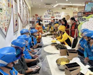 暖心！外卖小哥受邀和糕点师一起制绿豆糕