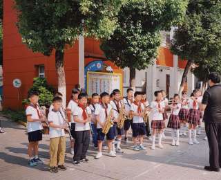 武汉一小学把非遗搬上六一舞台，千年技艺在童声中 “发芽”