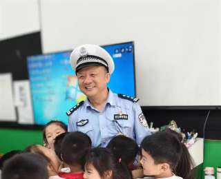 始终将儿童出行安全置于首位，武汉交警精细编织护学安全网