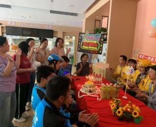 好暖心！社区为12位快递小哥过集体生日