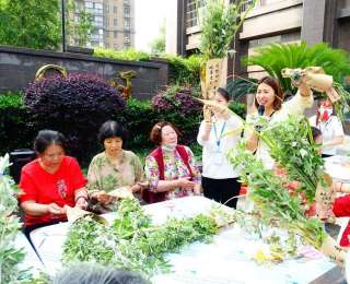 粽叶飘香迎端午，邻里情浓享安康