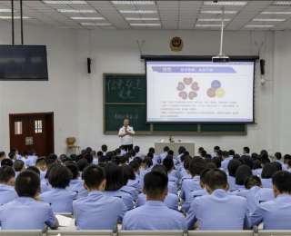 用真实的故事、质朴的语言，英模民警讲党课