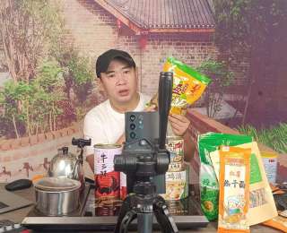 自拍自演带货的“乡村苕哥”，展示原汁原味新洲风土人情