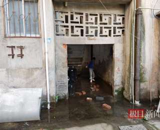 极目帮办|武昌一小区污水外溢垫砖才能出家门，相关部门已着手处理