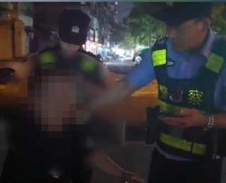 6岁小孩哥街头走散，警民暖心接力助其回家