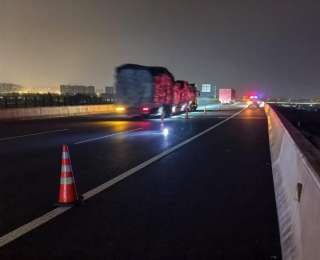 武汉高速交警深夜快速处置两起故障车，请驾乘人员牢记“十二字要诀”