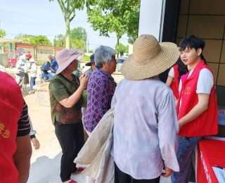 瓜甜暖心，邾城街携手便民中心关爱困难老人