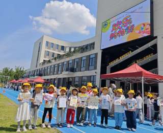 操场秒变“小市集”，小学变身欢乐购物街