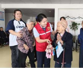 湖北交投武黄运营公司志愿者走进福利院关爱老人