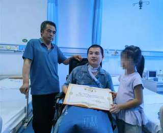 全国文明单位看望慰问见义勇为勇士、湖北好人陈帅伟