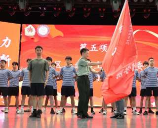 热血青年当兵去！这个人武部给大学预征班授旗