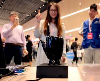 从“表演型”到“实用型”：中国人形机器人商业化落地探索提速