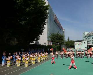 迷彩非遗织童梦，雪莲绽放绘山河！空军预警学院幼儿园举行“六一”庆祝活动