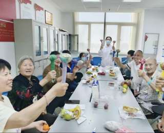 手作香囊和养生槌，江夏区第一人民医院与患者一起过别样端午节