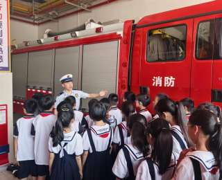这群小学生走进消防救援站，探秘“火焰蓝”的日常