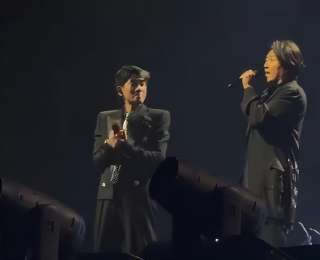 古惑仔兄弟再同框！陈小春演唱会现场被郑伊健感动落泪，二人合唱《一起冲一起闯》再现青春回忆