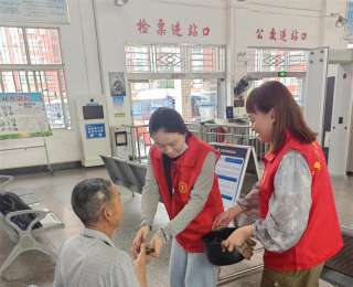 “康乃馨”为旅客送粽子，出门在外也能感受节日氛围