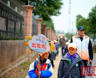 “小尚步行巴士”每天放学助力接娃！家长说这是志愿者送给孩子们最好的儿童节礼物