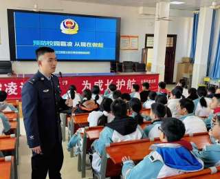 穿警服的“知心哥哥”为留守儿童照亮前行道路