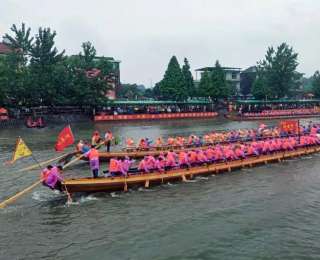 湖北黄梅龙船竞渡，数万人雨中共庆端午