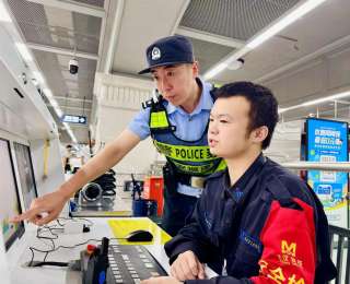在风雨中、在服务窗口、在街头巷尾，武汉公安民警守护端午假期平安