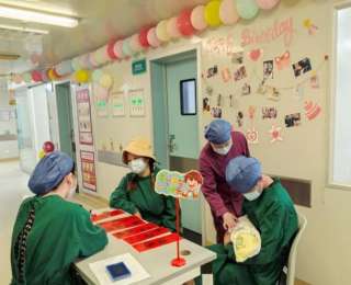 新手爸妈的“带娃初体验”，江夏第一人民医院开展亲子开放日活动