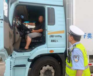 司机运送整车荔枝来到武汉突然晕厥，湖北高速交警紧急救助