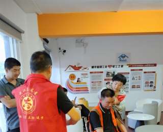 社区开展暖“新”行动，为快递小哥免费理发