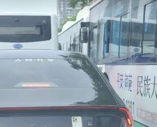 武汉街头一汽车尾部挂“手机”充电？交警：不违规