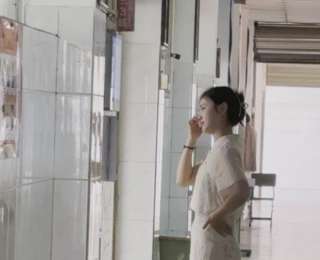 高三学生最后一课，当离别歌声响起，老师躲在教室外偷偷抹泪