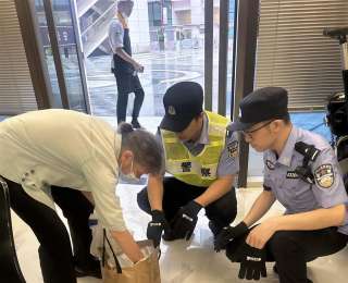 七旬婆婆的手提袋不见了，民警翻捡十几只大垃圾袋帮她找回