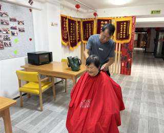 热心人 暖心事丨七旬爹爹义务理发二十年 解决群众“头”等大事