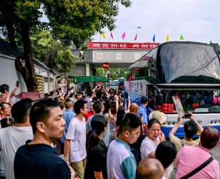 武汉新洲民俗长街沸腾送考，楚剧战鼓为学子奏响出征号