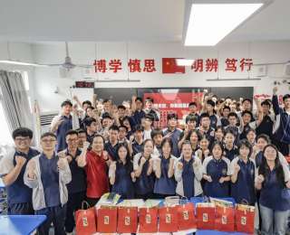 高三最后一节课，武大附中师生上演双向“告白”