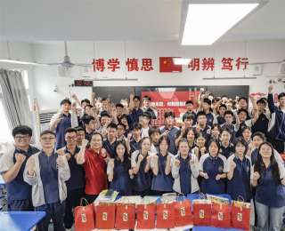 高三最后一节课后，400株向日葵空降武汉校园