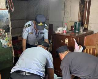 老人跌落在地，社区群干和城管队员携手相助