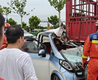 电动小汽车追尾半挂车，驾驶员被卡，消防紧急营救