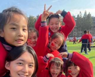 坚持坐第一排正中间，湖师文理学院女生敲开世界名校大门