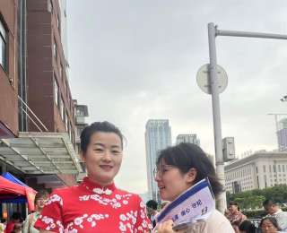 高考首日家长“花式”送考！妈妈们纷纷穿旗袍，爸爸穿上印有“没事”字样的上衣