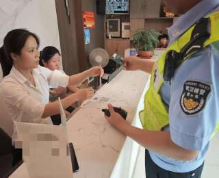 高考考场外的暖心事：快反队员火速送还考生遗失房卡