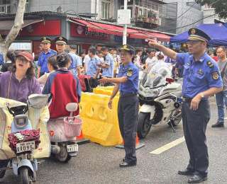 东西湖城管暖心护考，保障高考路畅人安