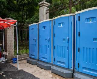 汉阳城管在考点30米处设置移动公厕，方便考生和家长“方便”