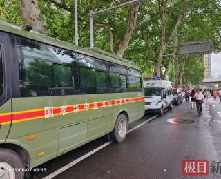 背着受伤考生进考场，高考期间江城遭遇强降雨，武汉应急救援力量24小时在岗护航高考