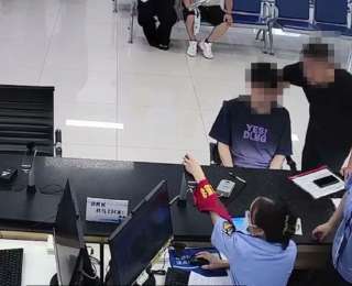考场外民警和考生有个约定：身份证遗失了，考场外交给你