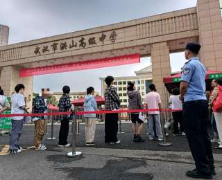 武汉洪山公安民警风雨无阻，以温暖服务全力护航高考平安有序