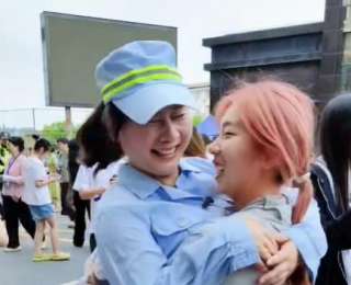 高考女孩一出考场热情拥抱城管妈妈：“考得非常好，谢谢妈妈！”